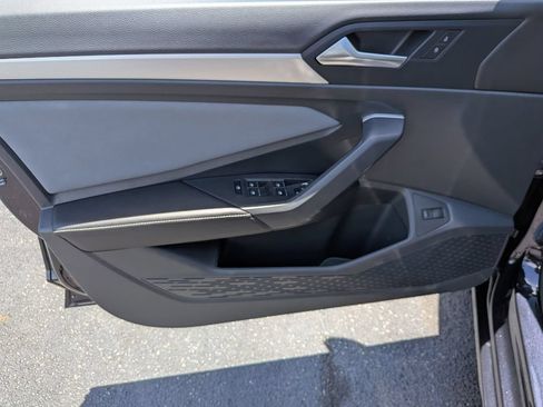 Used 2025 Volkswagen Jetta SE FWD image 14