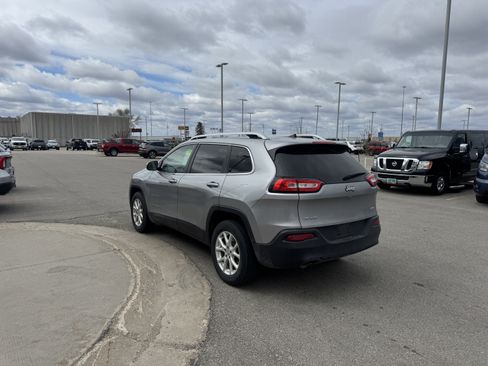 Used 2017 Jeep Cherokee Latitude w/ Cold Weather Group AWD/4WD image 3