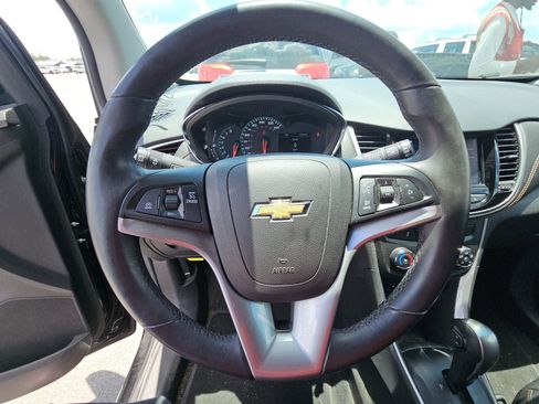 Used 2021 Chevrolet Trax LT w/ Premium Seat Package AWD/4WD image 13