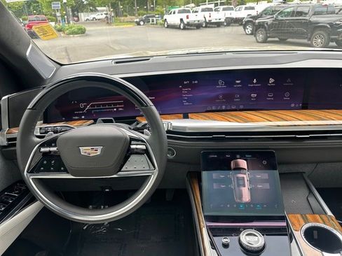 Certified 2025 Cadillac Escalade ESV Premium Luxury Platinum AWD/4WD image 17