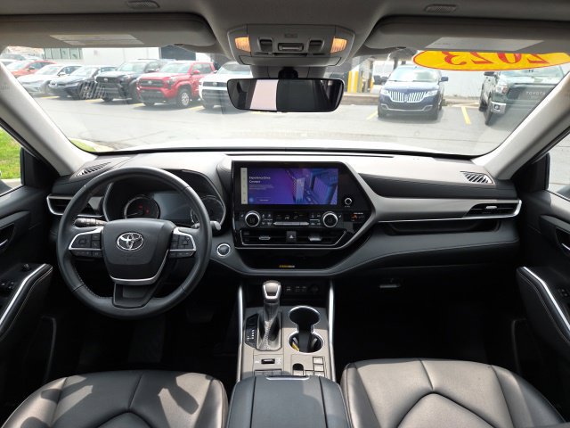 Used 2023 Toyota Highlander XLE AWD/4WD image 24