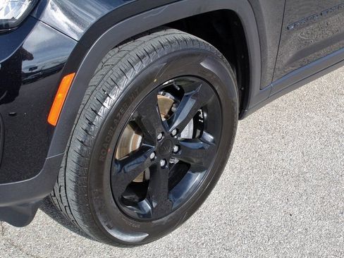 Used 2023 Jeep Grand Cherokee Altitude image 6