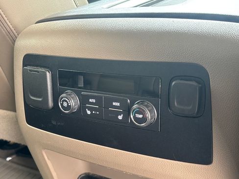 Used 2019 Chevrolet Suburban LT w/ Luxury Package image 28