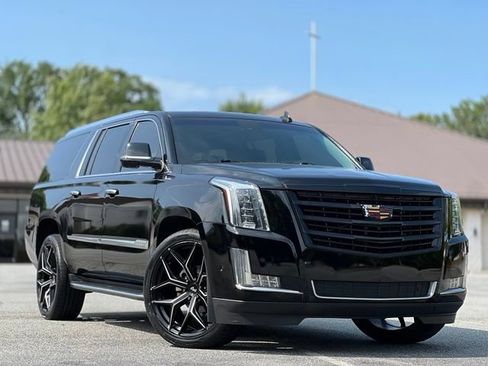 Used 2018 Cadillac Escalade ESV Luxury RWD image 3