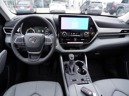New 2026 Toyota Highlander XLE image 2
