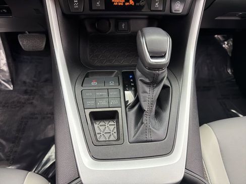 Used 2022 Toyota RAV4 XLE Premium image 15