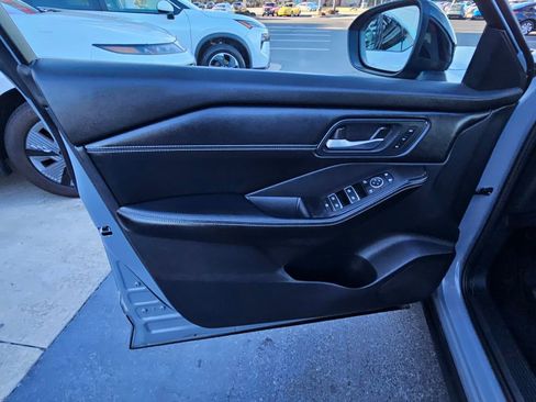 Used 2025 Nissan Rogue SL w/ Tech Package FWD image 16