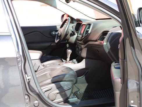 Used 2015 Jeep Cherokee Trailhawk w/ Comfort/Convenience Group AWD/4WD image 15