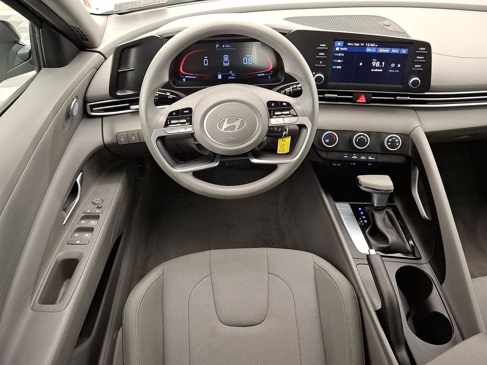Used 2025 Hyundai Elantra SE w/ Cargo Package FWD image 12