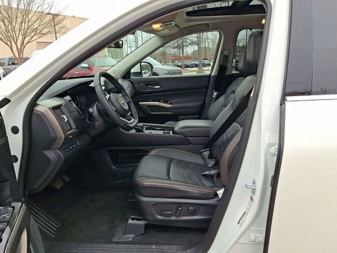 Used 2024 Nissan Pathfinder Platinum w/ Cargo Package image 15