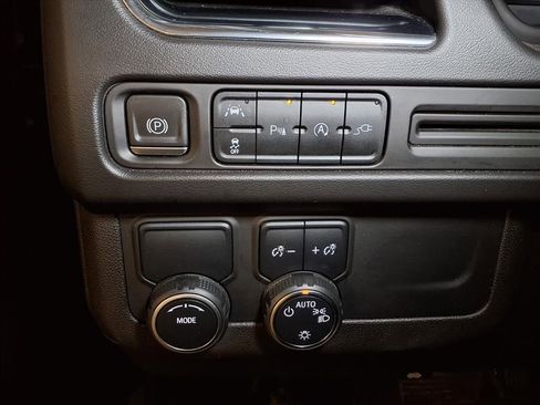 Used 2022 Chevrolet Suburban LT RWD image 11