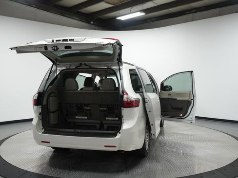 Used 2017 Toyota Sienna XLE image 12