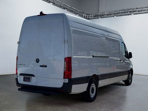 Used 2024 Mercedes-Benz Sprinter 2500 image 5
