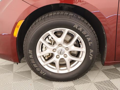 Used 2023 Chrysler Voyager LX image 17