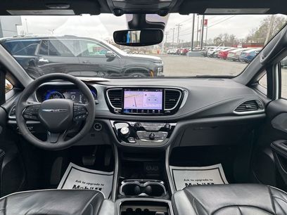 Used 2025 Chrysler Pacifica Limited