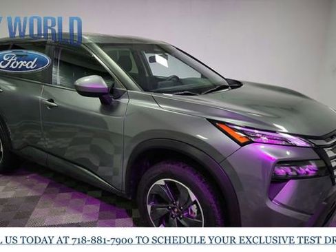 Used 2024 Nissan Rogue SV image 2