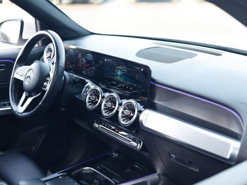 Certified 2022 Mercedes-Benz GLB 250 4MATIC w/ Premium Package Lite image 18