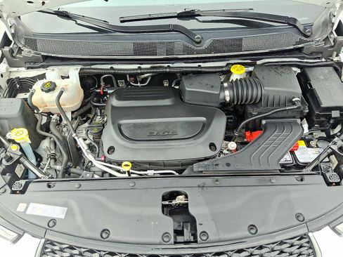 Used 2024 Chrysler Pacifica Touring-L image 28