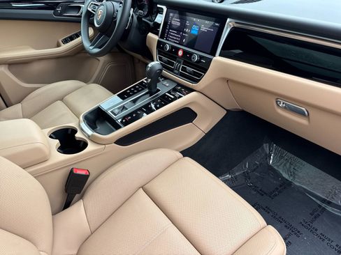 Certified 2025 Porsche Macan image 18