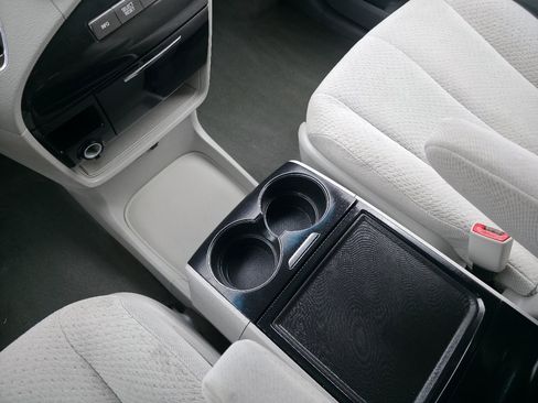 Used 2013 Toyota Sienna LE w/ Towing Pkg image 32