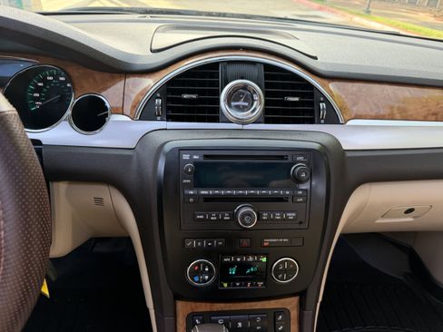 Used 2008 Buick Enclave CXL w/ Entertainment Package #2 FWD image 29