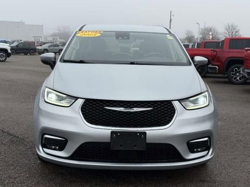 Used 2023 Chrysler Pacifica Touring-L image 3