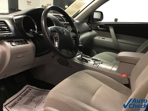 Used 2013 Toyota Highlander Plus AWD/4WD image 22