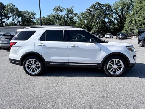 Used 2018 Ford Explorer XLT w/ Equipment Group 202A FWD image 4