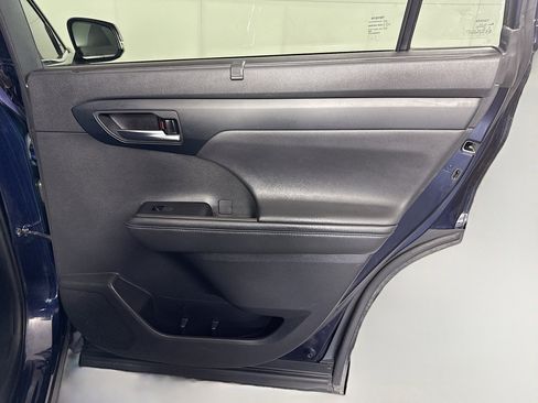 Used 2020 Toyota Highlander XLE image 28