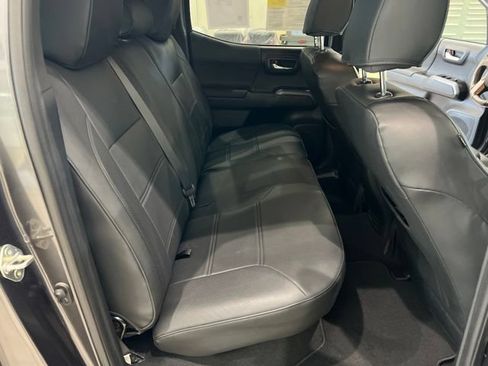 Used 2018 Toyota Tacoma TRD Off-Road w/ Technology Package AWD/4WD image 18