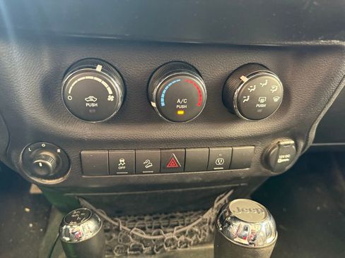 Used 2018 Jeep Wrangler Unlimited Sahara w/ Connectivity Group image 24