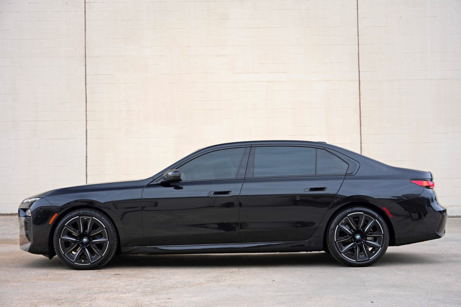 Used 2025 BMW 740i w/ Premium Package RWD image 9