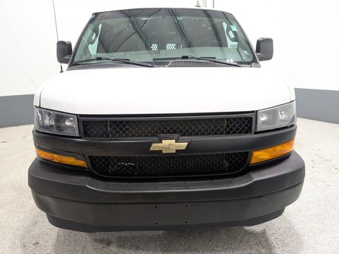 Used 2022 Chevrolet Express 3500 w/ Driver Convenience Package image 7