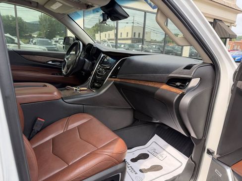 Used 2018 Cadillac Escalade ESV Premium Luxury AWD/4WD image 15