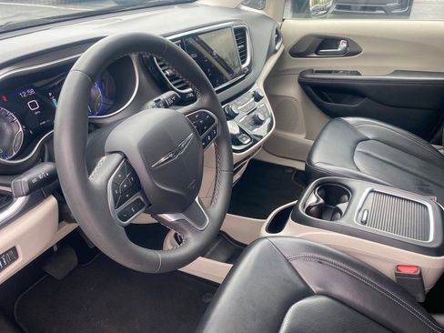 Used 2023 Chrysler Pacifica Touring-L FWD image 24