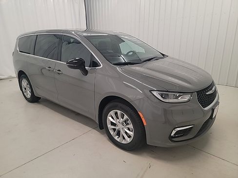 New 2025 Chrysler Pacifica Select image 7