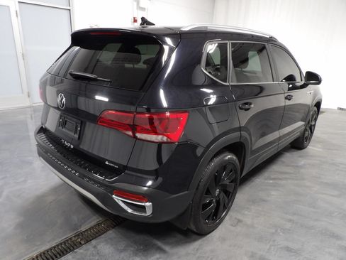 Used 2024 Volkswagen Taos SE w/ Panoramic Sunroof Package AWD/4WD image 5