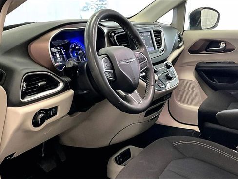 Used 2023 Chrysler Voyager LX image 12