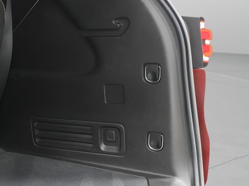 Used 2023 Chevrolet Traverse LT image 27