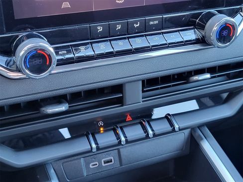 Used 2025 Chevrolet Colorado Trail Boss image 18