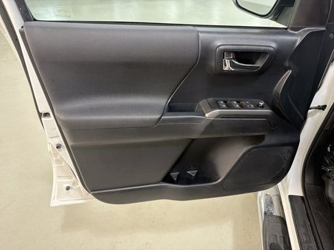 Used 2017 Toyota Tacoma TRD Sport w/ Tow Package (A/T) AWD/4WD image 18