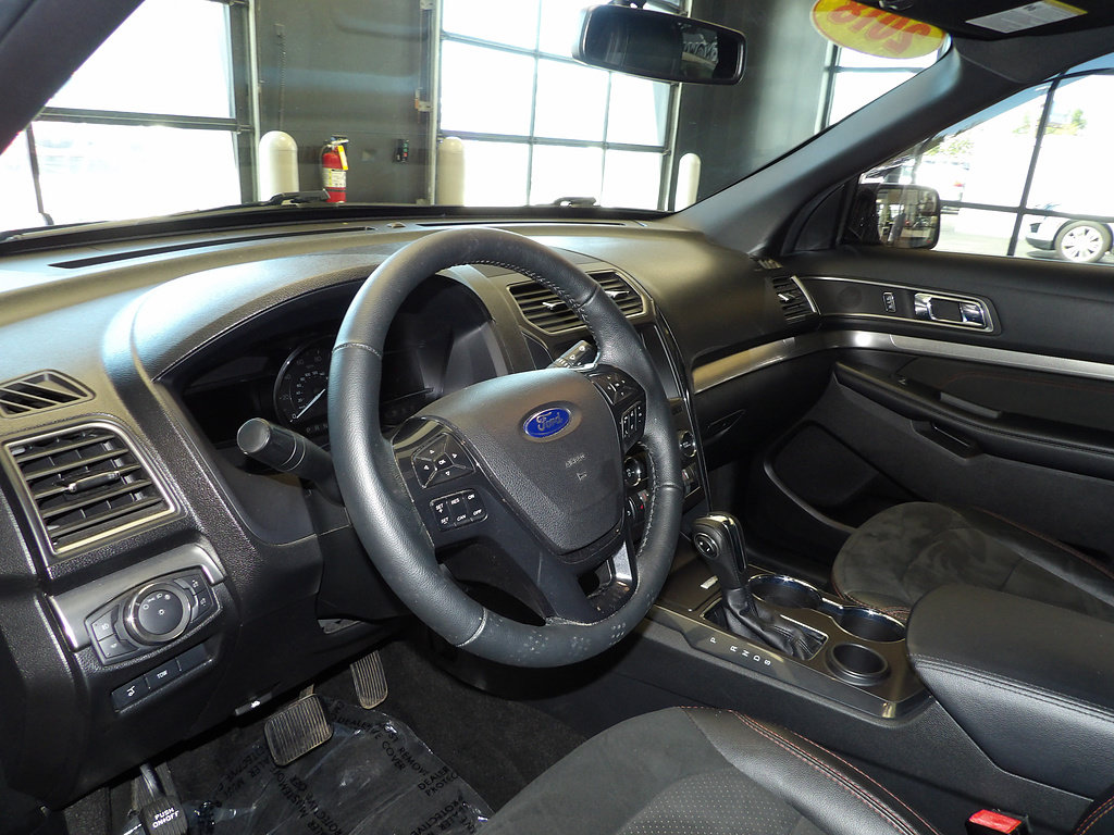 Used 2018 Ford Explorer XLT w/ Equipment Group 202A FWD image 27