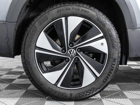 Used 2024 Volkswagen Taos SE w/ Panoramic Sunroof Package AWD/4WD image 45