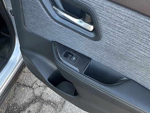 Used 2023 Nissan Rogue SV image 17