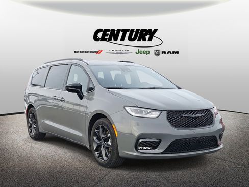 Used 2025 Chrysler Pacifica Limited image 1