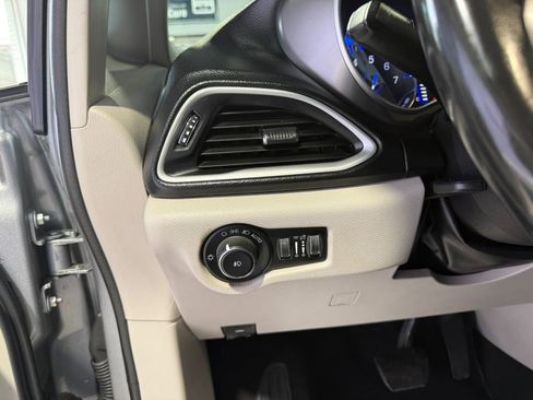 Used 2020 Chrysler Pacifica Touring-L FWD image 47