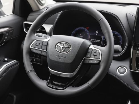 New 2026 Toyota Highlander Platinum AWD/4WD image 13
