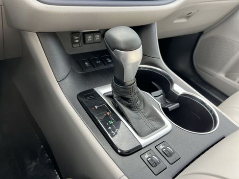 Used 2018 Toyota Highlander XLE AWD/4WD image 22