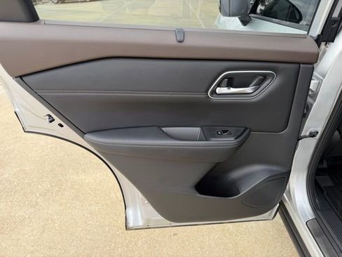 Used 2021 Nissan Rogue Platinum image 14