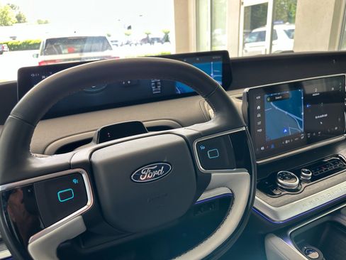Certified 2025 Ford Expedition Platinum AWD/4WD image 36